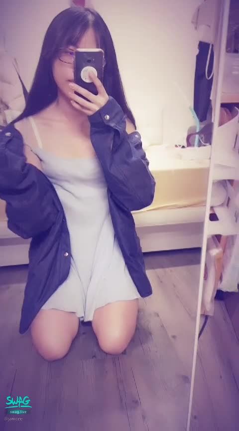 janicee : 放下兩側肩帶
細肩帶下呼之欲出的美胸👀
放下兩側肩帶，地板上扭動💓
性感低胸💙
讓人有保護慾的大外套🌸
#赤腳 #裸足 #腳趾 #洋裝 #低胸 #細肩帶 #長髮 #眼鏡 #美腿 #鎖骨 #黑髮 #粗框 #性感 #sexy
