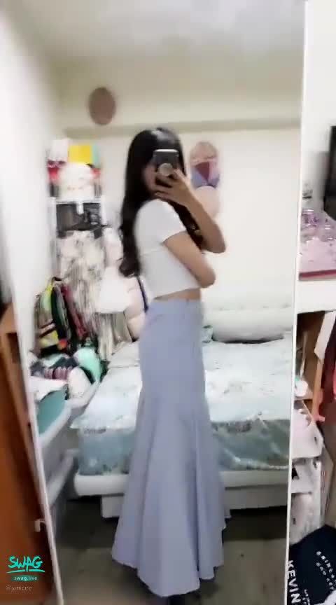 janicee : 隨著音樂搖擺
顯得身形婀娜多姿的魚尾裙💙
隨著節奏律動💚
看見美臀的好身材與纖細的腰♥️
讓人有保護慾的大外套🌸
#高跟鞋 #腰 #長髮 #長裙 #黑髮 #性感 #sexy
