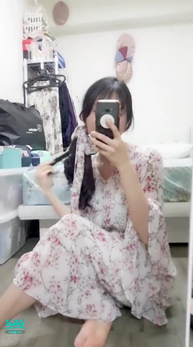 janicee : 紮馬尾的日系女孩🌸
和服式的洋裝🌸
紮著馬尾的日系女孩😍
曝光的坐姿😈地板上光著腳👀
Japanese style💙
#洋裝 #短裙 #赤腳 #美腿 #裸足 #長髮 #腳趾 #氣質 #曝光