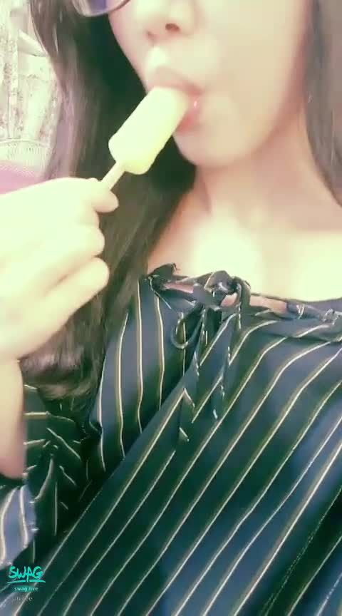 janicee : 吃棒棒的嘴💋
吃著冰棒的模樣，聽說特別誘人💋？
#嘴唇 #鎖骨 #含