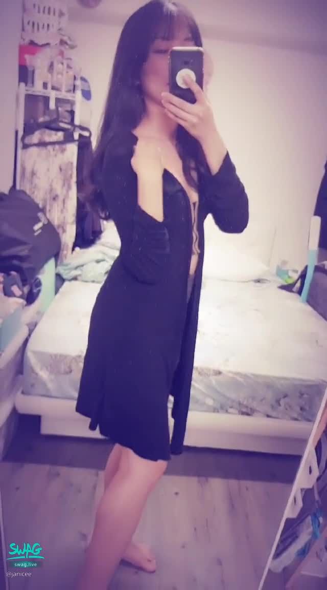 janicee : 拉鍊低胸背心💚
讓人想解開的拉鍊👠
外套下的性感深V💓
#美腿 #赤腳 #裸足 #深V #低胸 #細肩帶