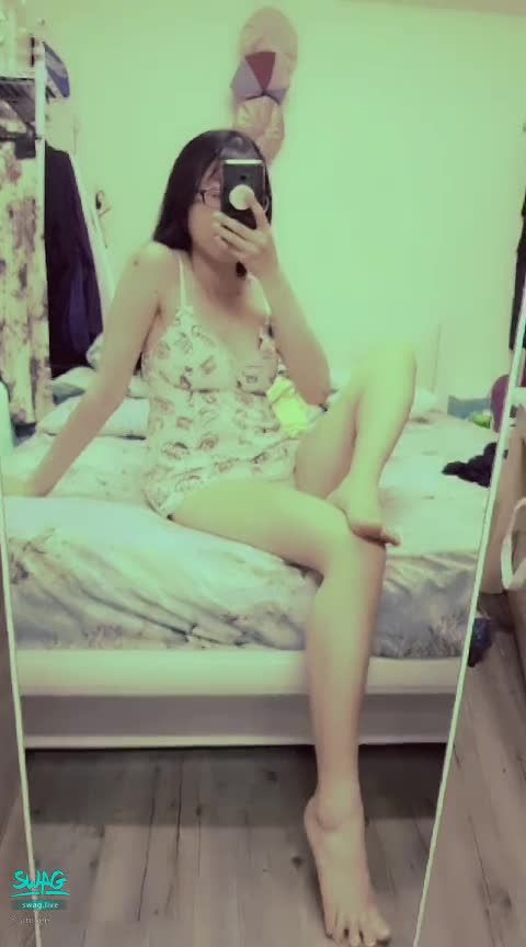 janicee : 揉揉胸💖
床上跨著腳😍
不經意地露出小褲😎
放下兩側肩帶💋
揉著胸的性感模樣😈