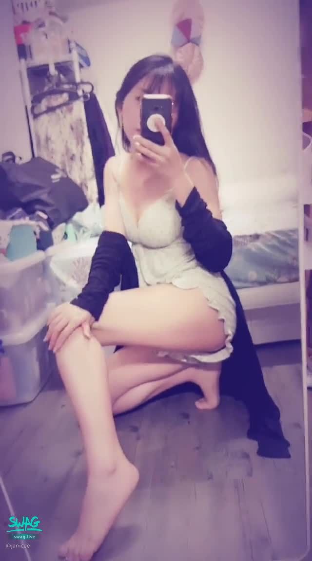 janicee : 充滿偷窺空隙的衣服👀
低頭時呼之欲出的胸型🌹
深V睡衣💖
地板上的性感跪姿💋
充滿空隙的衣服👀
Sexy sleep wear💙
#鎖骨 #低胸 #赤腳 #裸足 #腳趾 #氣質 #sexy #細肩帶 #短褲 #美腿 #赤腳 #裸足 #睡衣 #長髮