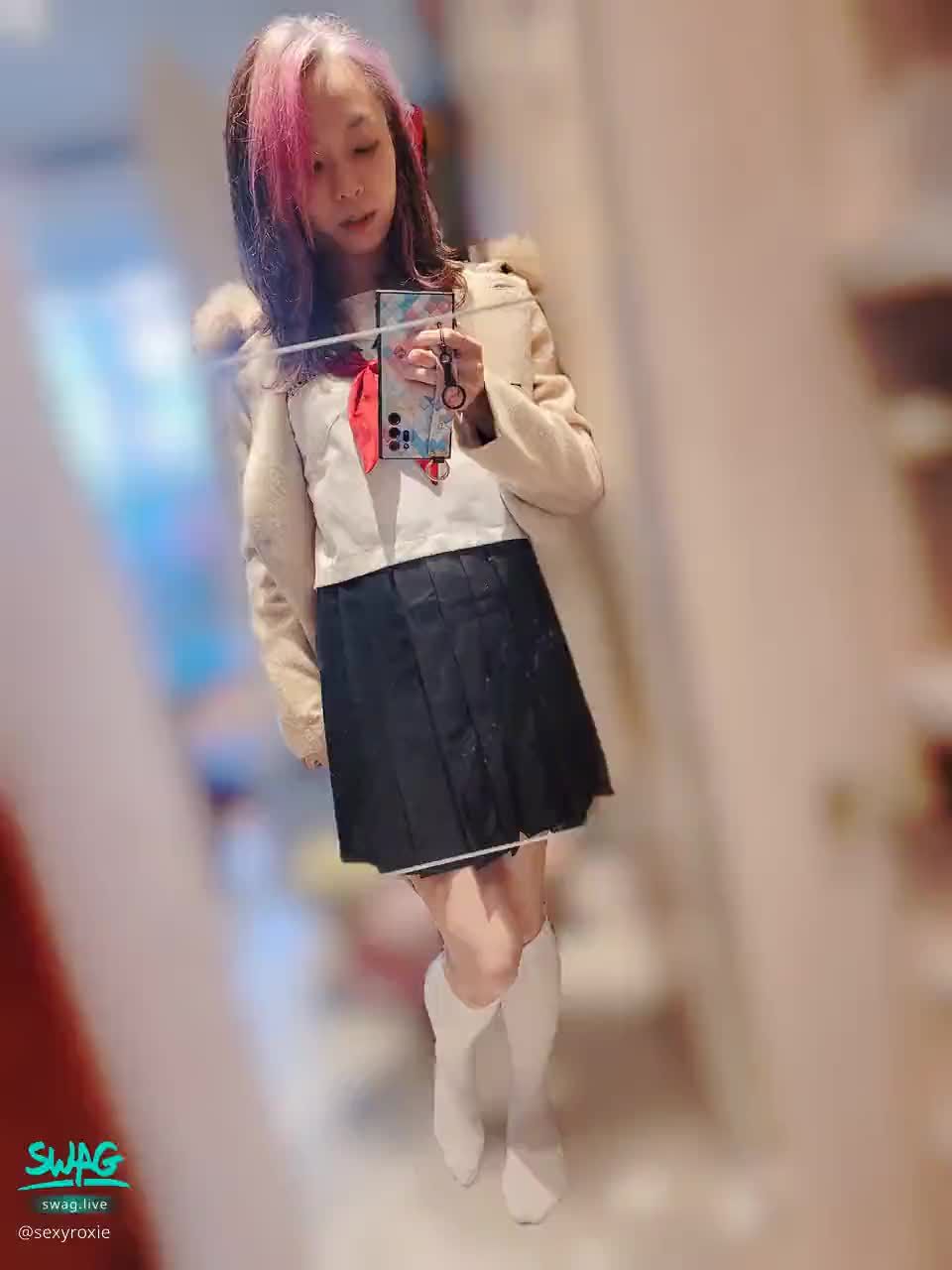 sexyroxie : JKㄉ白色棉褲褲最色🤤🤍希希高中的時候就好嚮往在學校被幹，可4我小時候太乖了很自我壓抑，其實心裡好羨慕百人斬同學，有時受不了只好下課去廁所摸摸...一個人偷偷在廁所裡高潮...🥴💦