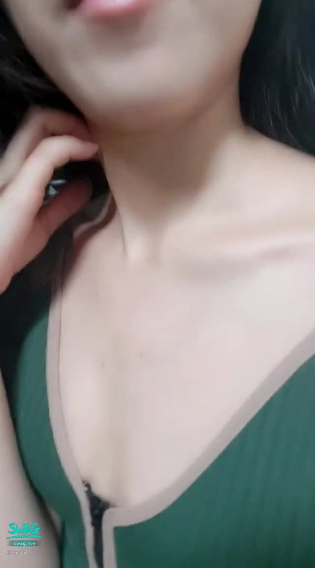 janicee : 舔舔嘴，看著深V的背心
前鏡頭視角，舔舔嘴誘惑💋
想解開胸口的拉鍊嗎？😈
穿著黑絲誘人的美腿💋
#黑絲 #深V #sexy #細肩帶 #膝上襪 #絕對領域 #大腿襪 #美腿 #短褲