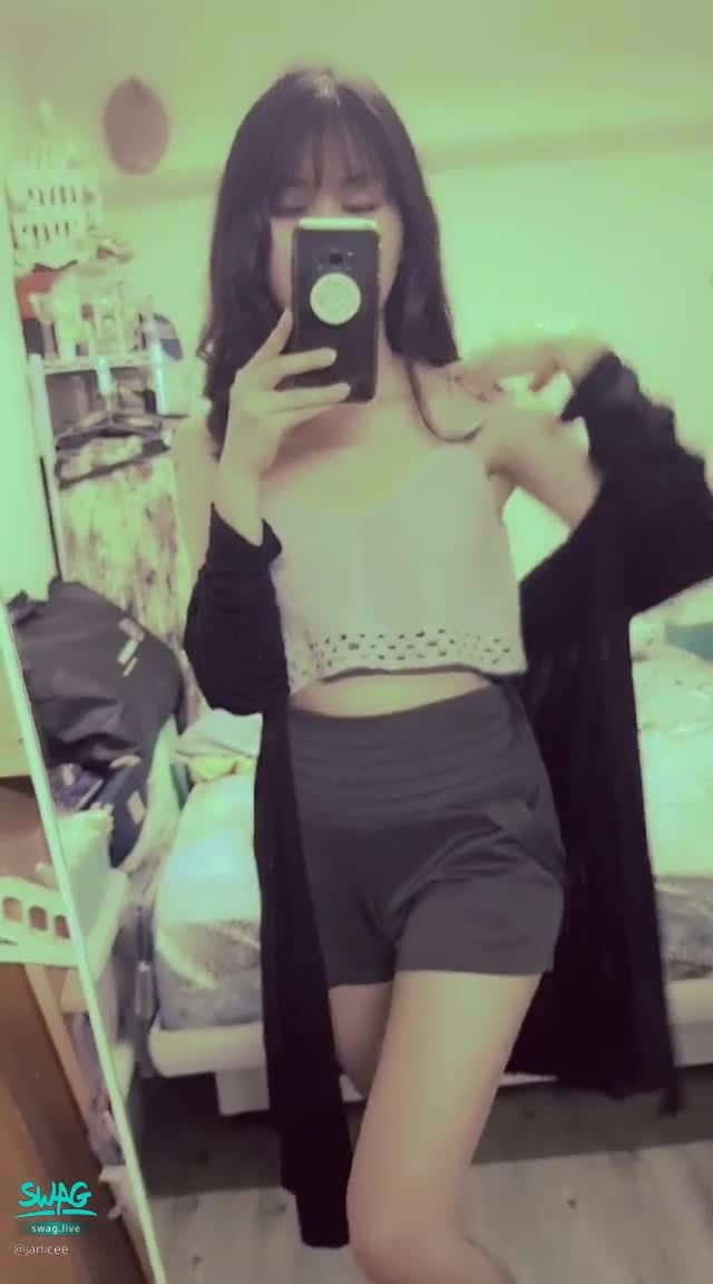 janicee : 性感低胸的視角⭐
低胸的衣服露出白皙的肌膚👀
窺見乳溝🌹
鏤空的細肩帶背心💓
透出裡面的肌膚💚
纖細的腰與美腿♥️
#背心 #sexy #裸足 #赤腳 #短褲 #鎖骨 #美腿