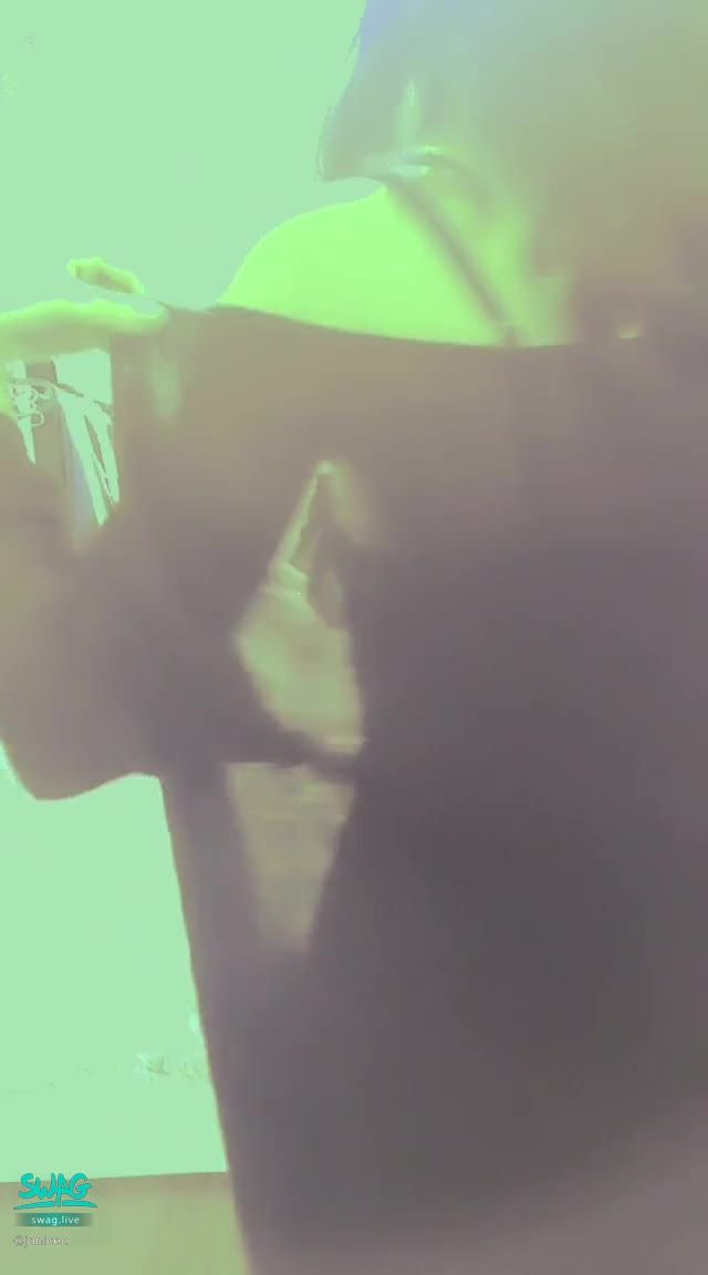janicee : 光影下的輪廓💋
性感的泳衣💓
背面也看得出緊身好曲線💚
露出光滑的美腿與美臀♥️
#sexy #泳衣 #細肩帶 #美腿 #長髮