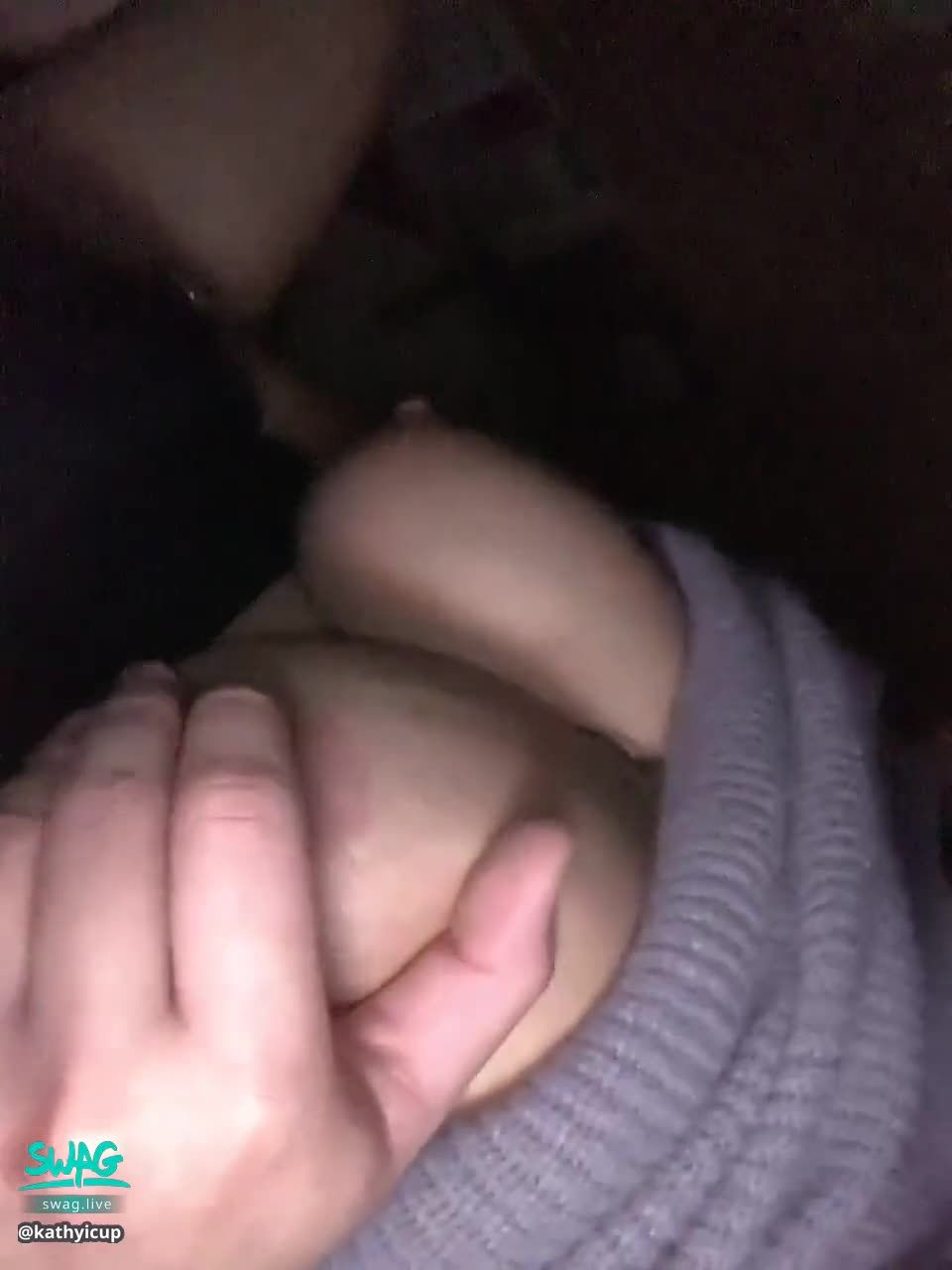 kathyicup : 在包廂電影裡摸黑幫我揉奶摳穴穴😈好喜歡被這樣愛撫⋯就算嘴巴不能叫，下面也會流出水來😈💦🔞
#愛撫 #摳穴 #露臉 #爆乳 #巨乳 #露點 #肉感 #大腿 #揉奶 #淫女 #痴女