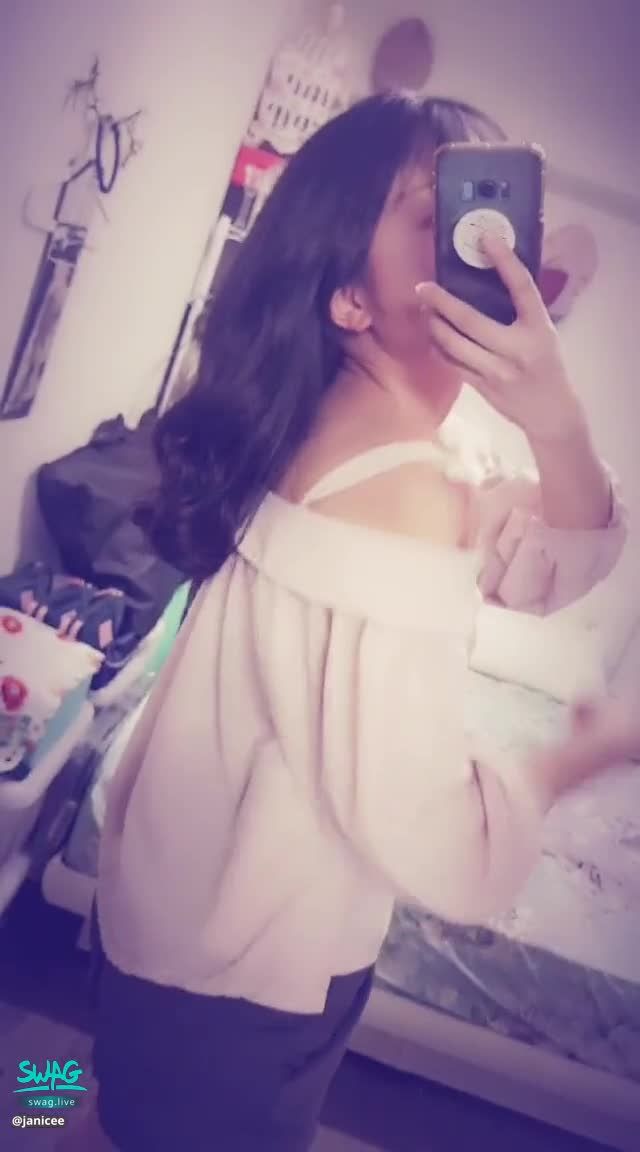 janicee : 側身光滑的肩膀🌹
拉下領口微露溝，可愛的黑髮洋娃娃🎀
赤裸著雙腳🌸你是足控嗎？
露肩的小性感⭐