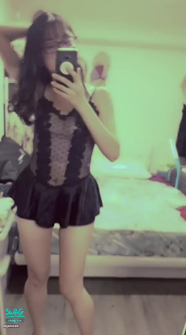 janicee : 性感網紗芭蕾👠
扭著纖腰，性感的芭蕾舞裙💗
露出肌膚的性感睡衣♥️
透明的黑色網紗💋
遮住點的蕾絲😈
高跟鞋與小短裙👠