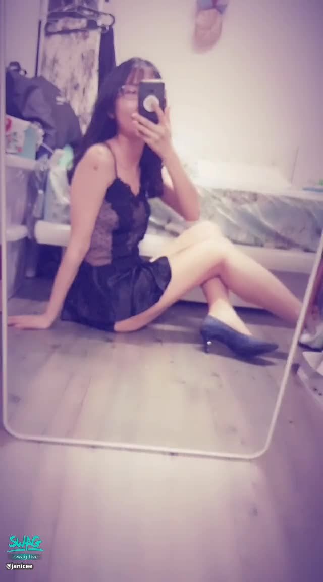 janicee : 曝光的坐姿♥️
側身的坐姿，露出小褲👀
露出肌膚的性感睡衣♥️
透明的黑色網紗💋
遮住點的蕾絲😈
高跟鞋與小短裙👠