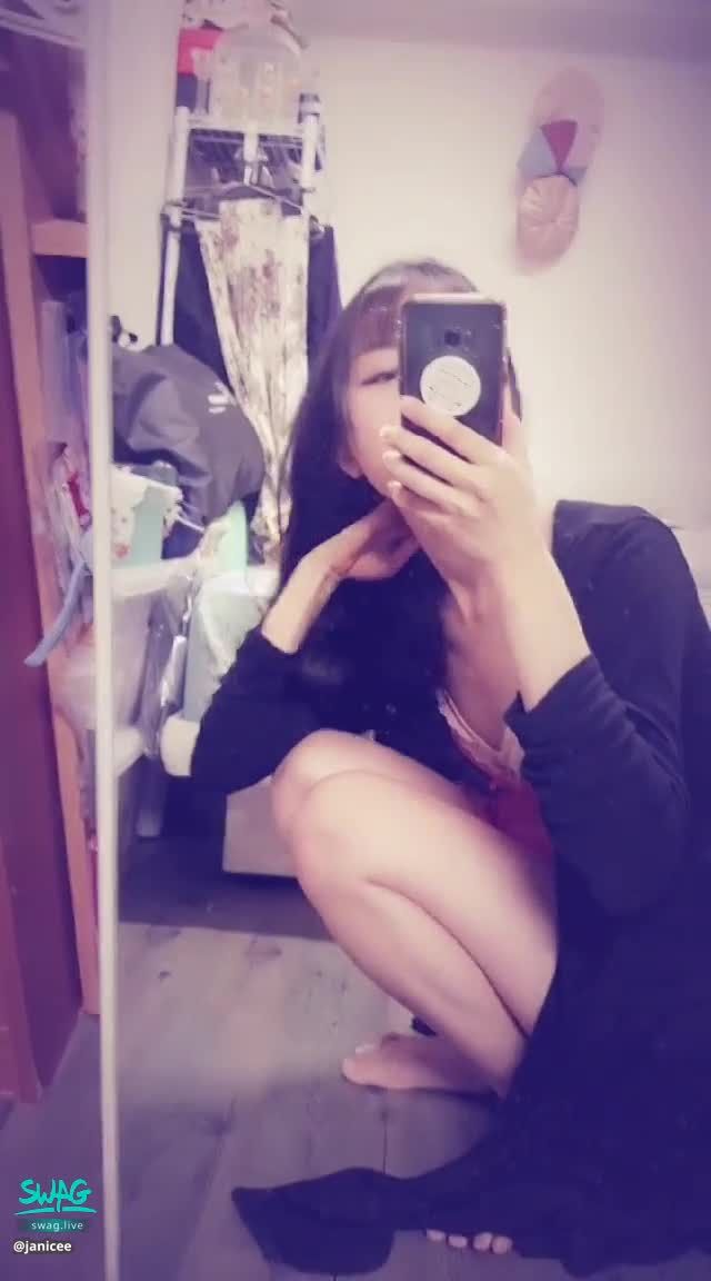janicee : 誘人的紅💋
外套下的深V紅色睡衣🌹
一直被說很性感的打扮💖
要穿不穿更誘人💗