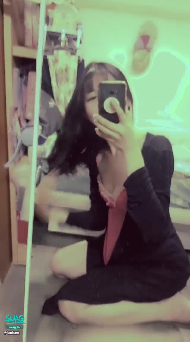 janicee : 側身的露溝🌹
撥撥頭髮💗
摸摸大腿♥️
發光的肩膀⭐
外套下的深V紅色睡衣🌹
一直被說很性感的打扮💖
要穿不穿更誘人💗
