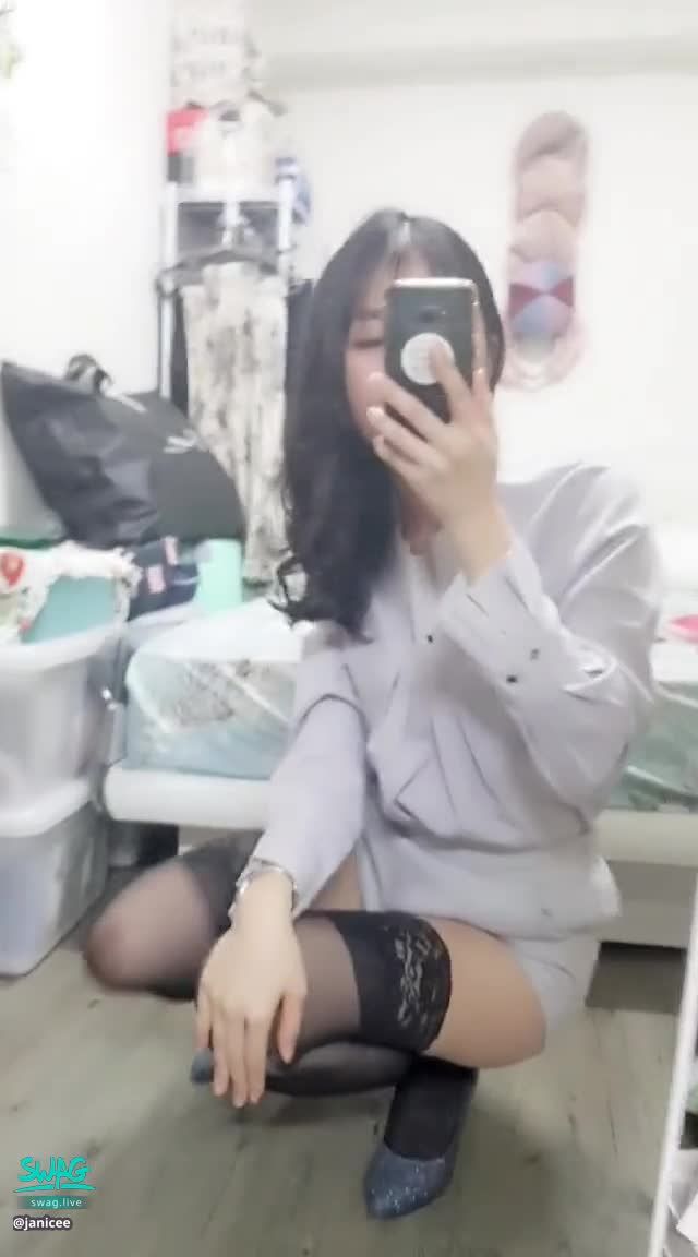 janicee : 你喜歡OL裝扮嗎💖？
黑絲膝上襪💓
有蕾絲的絕對領域😈
高跟鞋OL👠