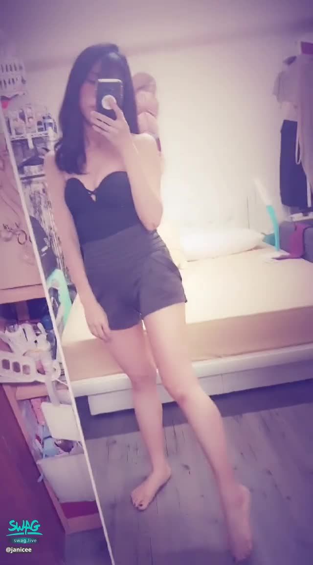 janicee : 被說很辣的黑馬甲💚
脫掉罩衫，剩下的馬甲♥️
性感深V與胸口的交叉😍
深邃的鎖骨與光滑的赤腳💗
撥個頭髮♥️
