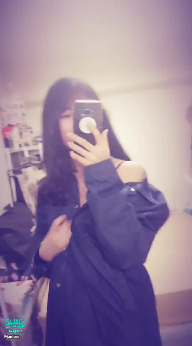 janicee : 解開襯衫💖露出黑色內著👀
露出黑色低胸內著😍
動動短褲下的赤腳💓
解開襯衫💙