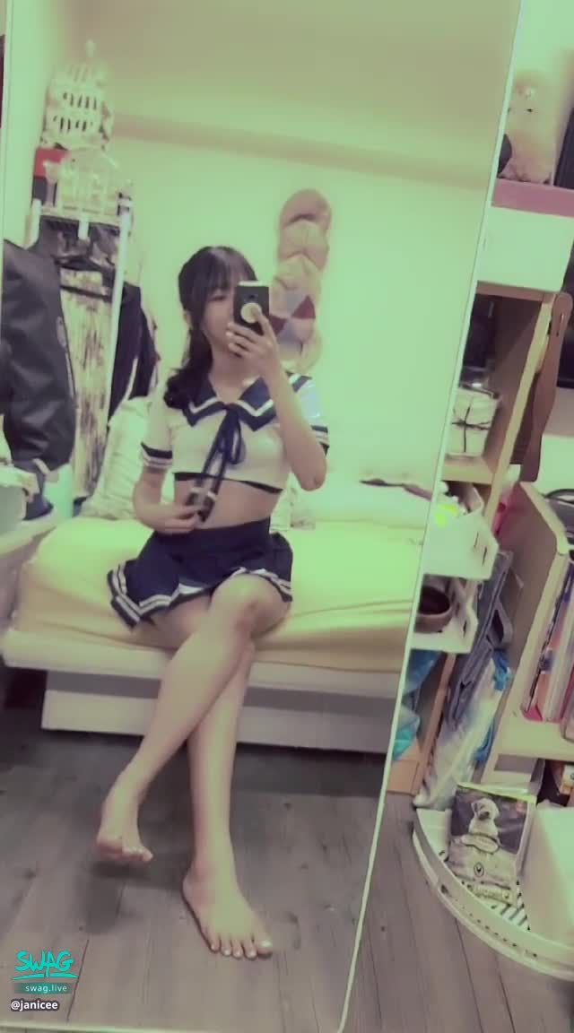 janicee : 想解開領口的蝴蝶結嗎？
清純學生服💗
穿著超短迷你裙坐在床邊💙
短水手服露出內衣😈
