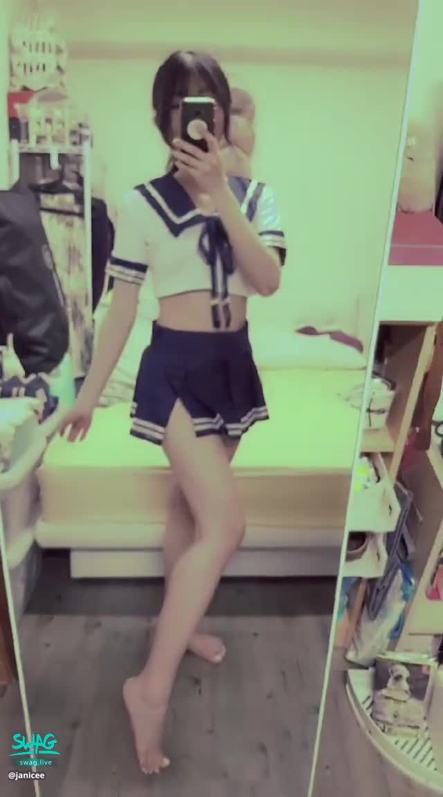 janicee : 馬尾學生妹💗
清純學生服💗
扭動纖腰就露出大腿的超短迷你裙💙
短水手服透出內衣下緣😈