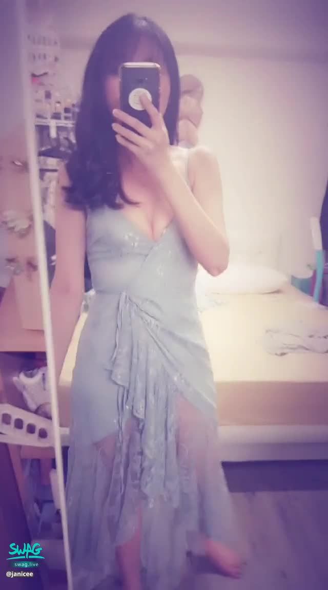 janicee : 藏不住的內衣與深V🌹
藏不住nu bra的性感蕾絲禮服💚
透明裙擺下的美腿💙
轉過身的美足💋