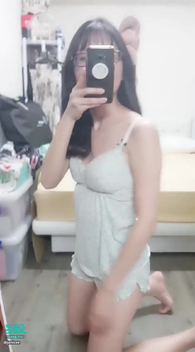 janicee : 透出白色蕾絲內衣😍
性感深V睡衣💚
低頭靠近鏡子💖
窺探衣服裡的白色內衣的蝴蝶結肩帶🎀
開衩短褲下的赤腳⭐
