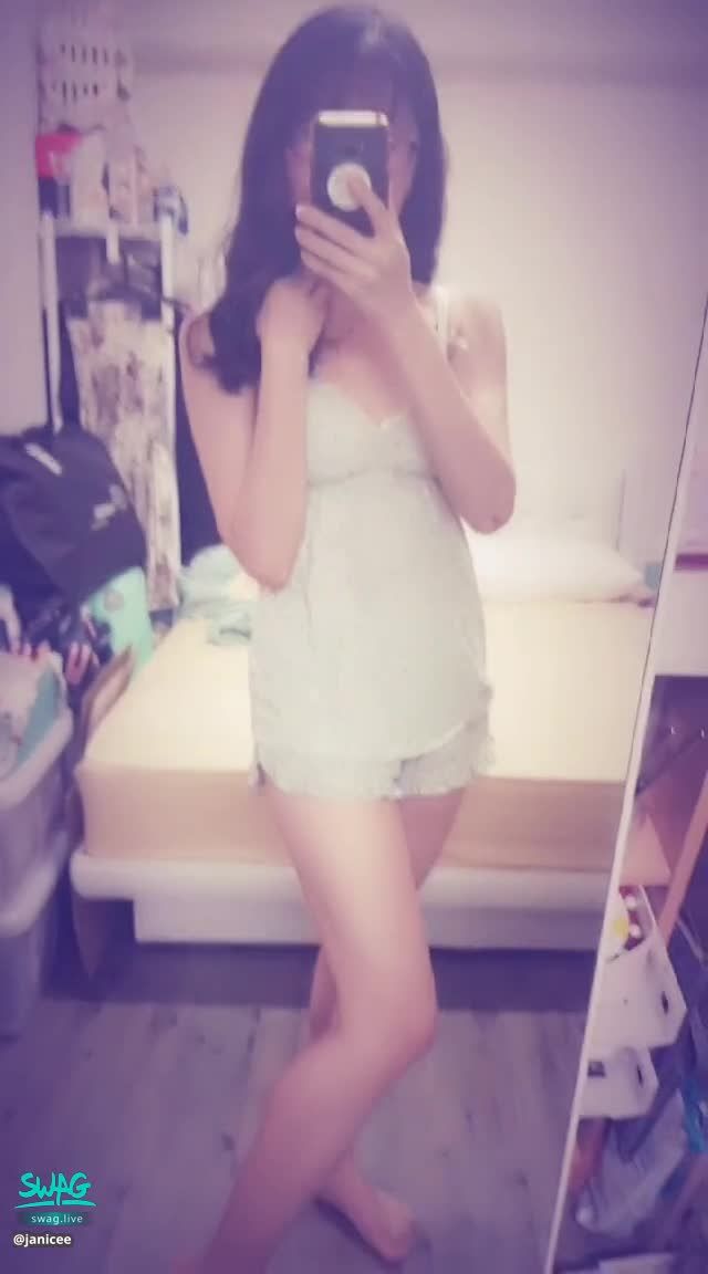 janicee : 拉開睡衣的肩帶💙
性感深V睡衣💚
拉下睡衣肩帶，露出白色內衣的蝴蝶結肩帶🎀
開衩短褲下的赤腳⭐