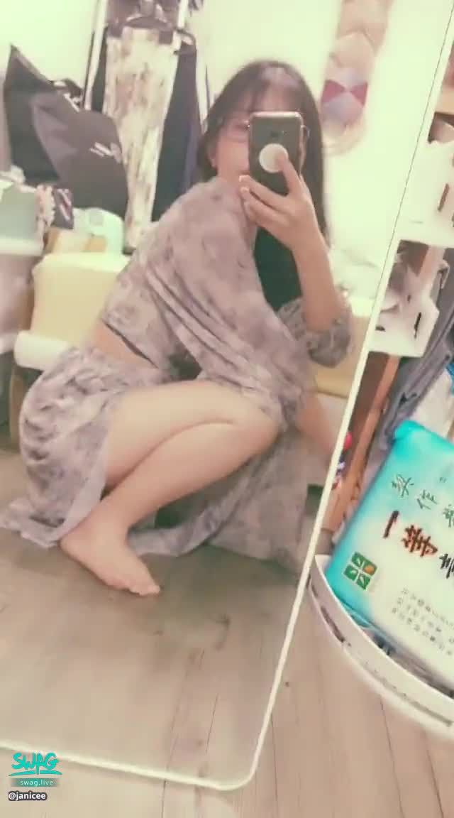 janicee : 看見內衣下緣與美腿💖
挖洞洋裝💙
不經意看到內衣的下緣💓
露出開衩美腿👠