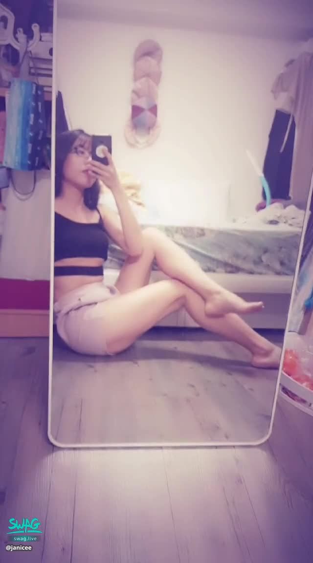 janicee : 露出南半球💗交叉美腿😍
露出渾圓南半球的小可愛💚
側身交叉美腿♥️
你是腿控嗎🌹？