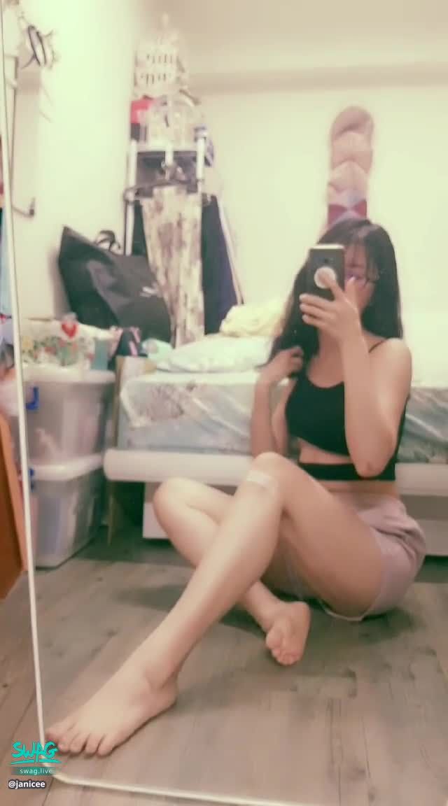 janicee : 南半球與腳底💓
露出渾圓南半球的小可愛💚
側身坐著♥️
動動腳底💗
你是腿控嗎🌹？