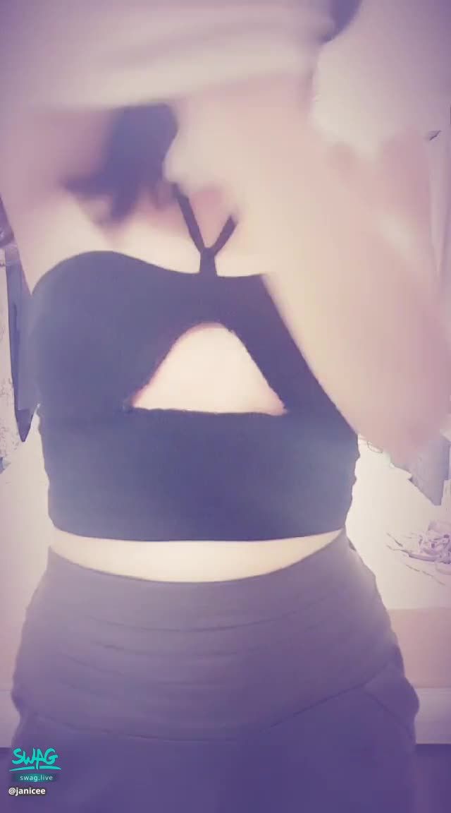 janicee : 脫下上衣♥️
脫掉上衣👀
露出半球的內著😈
鎖骨間的線條💋