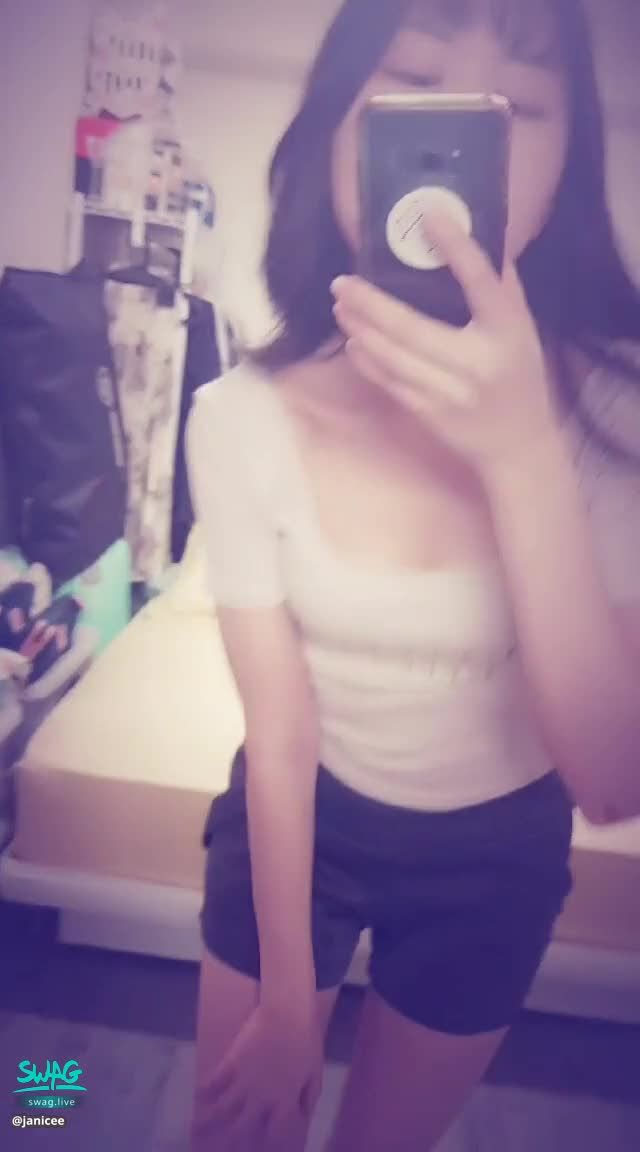 janicee : 緊身曲線⭐
性感低胸上衣💖
彎腰的視角👀
深邃的鎖骨與赤腳💙