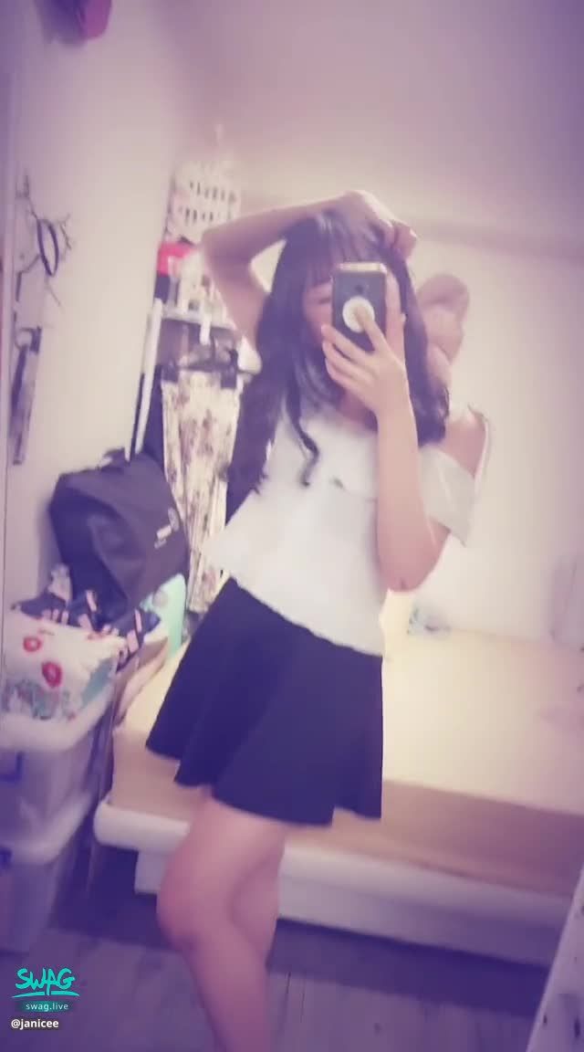 janicee : 彎腰時的小性感🌹
露出香肩與鎖骨💗
可愛小短裙⭐
氣質系黑長髮🎀