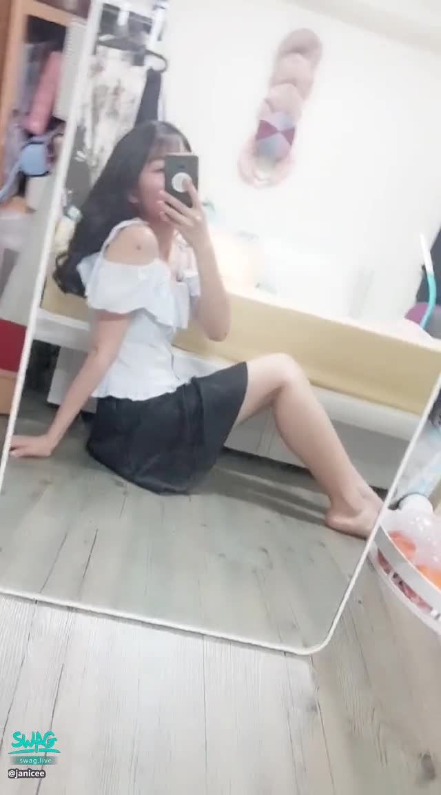 janicee : 側身的美腿
露出香肩與鎖骨💗
可愛小短裙⭐動動腳底💙
氣質系黑長髮🎀