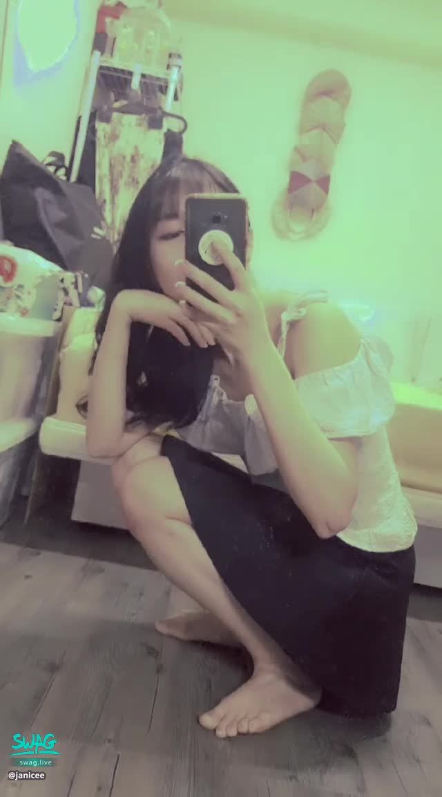 janicee : 蹲著的女孩，肩膀在發光
露出發光的香肩與鎖骨💗
穿可愛小短裙蹲在地上⭐
氣質系黑長髮🎀