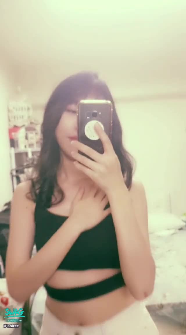 janicee : 纖腰與南半球⭐
黑絲與南半球♥️
性感膝上襪的絕對領域💗
白色緊身牛仔熱褲💋
露腰的性感曲線💙