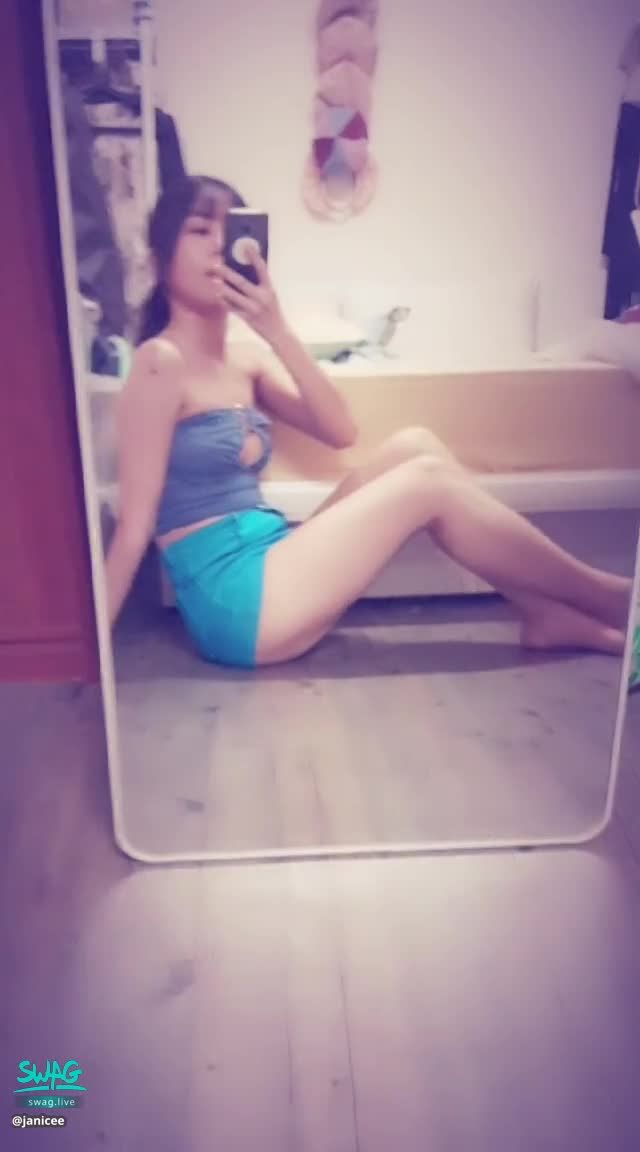 janicee : 側身窺探美胸
性感牛仔馬甲♥️
胸口的邪惡挖空😈露出半球💚
交叉極短褲下的赤腳🌹
Corset💓
#sexy #corset #馬甲 #短褲 #露胸 #美腿 #裸足 #鎖骨 #長髮