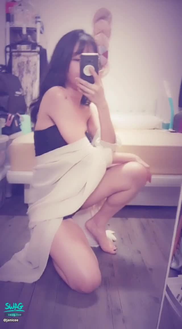 janicee : 罩衫下的姣好身材💓
性感黑馬甲讓好身材嶄露無遺👀
扶著短褲下的美腿😈
露出深邃的鎖骨💋