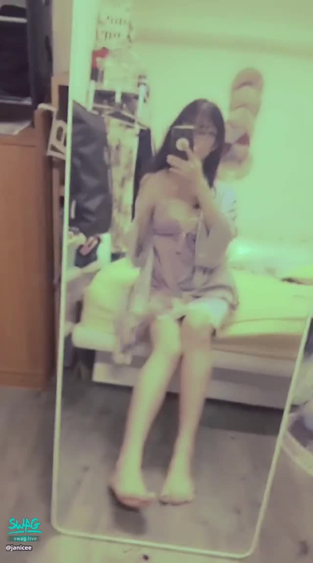janicee : 開衩裙擺下的美腿💋
脫下罩衫，露出美腿💋
緞面低胸睡衣😍
戴著粗框眼鏡的長髮女孩🌹