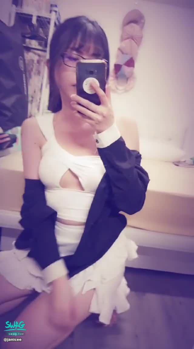 janicee : 性感高衩短裙與南半球
特殊的性感小可愛與高衩短裙😍
露出半球😈
白皙的赤腳與指甲油♥️