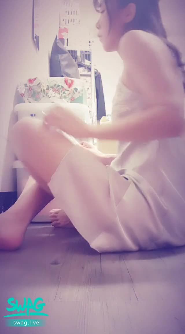 janicee : 交叉美背的睡衣💚
輕薄緞面睡衣下曲線👀
性感美背的交叉🌹
silky💗