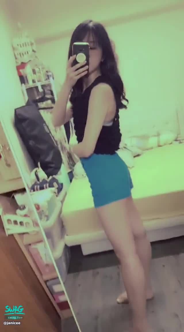 janicee : 腋下與微笑線💋
露出內著的背心⭐
抬起手就露出腋下👀
熱褲與美腿💙
黑色氣質長髮🌹
#腿控