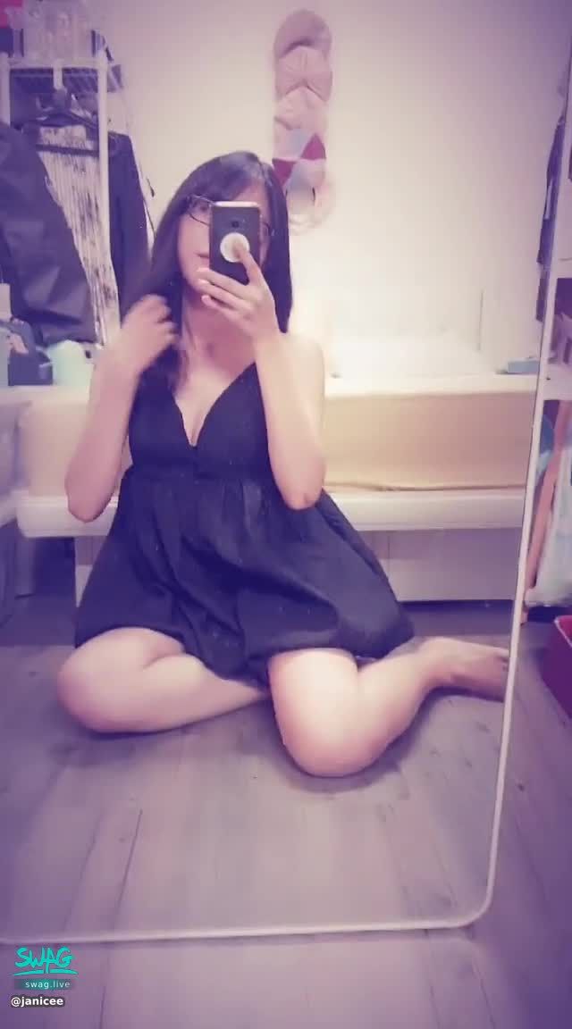  : 黑框眼鏡與深V