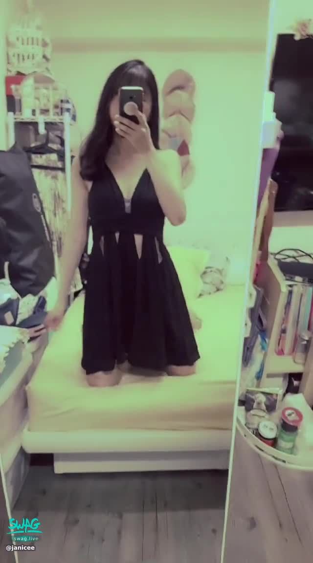 janicee : 低頭看見深溝💓
腰間鏤空的低胸戰服♥️
床上彎腰💚
窺見性感深V😈
Little black dress👠
#性感 #美腿 #赤腳 #裸足 #鎖骨 #長髮 #足控 #腿控 #黑髮 #低胸 #細肩帶 #洋裝