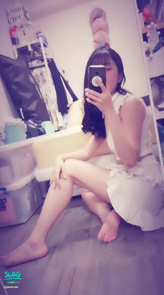 janicee : 萌萌的甜系女孩💋
女僕系短襯衫💙
白色可愛短裙💚
露出白皙的美腿與腳底🌹