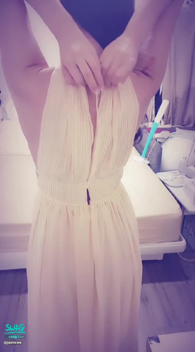 janicee : 脫掉洋裝🌹
裡面不穿內衣💖
脫掉洋裝😍
#鏤空 #小褲 #洋裝