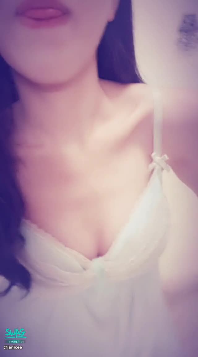 janicee : 誘惑一下
胸口像罩杯的睡衣😍
近拍白皙美腿💚
舔舔嘴，揉胸💋