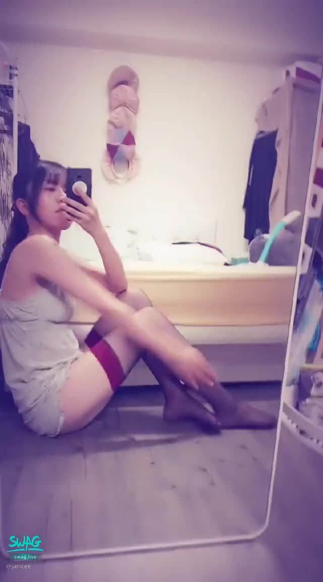 janicee : 酒紅膝上襪💋