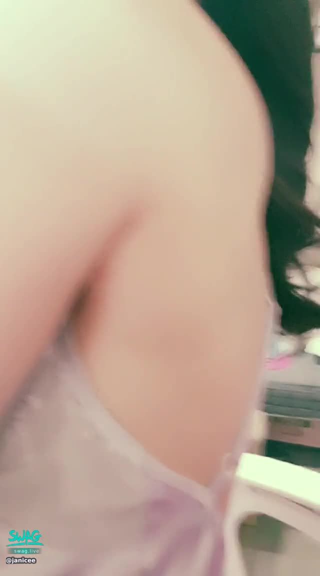 janicee : 男友視角💖
性感睡衣轉過身的美背💓
近拍裙擺下白皙的雙腿👀
與深邃的鎖骨😈
Satin dress💋