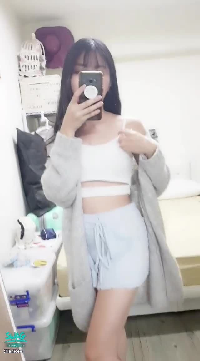 janicee : 毛茸茸
穿得毛茸茸的軟萌少女😍
露出南半球的性感小可愛💚
#腿控 #足控 #美腿 #南半球 #細肩帶 #鎖骨 #赤腳 #裸足