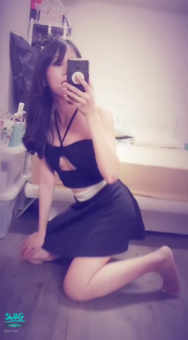 janicee : 彎腰時窺見美胸
藏不住的性感♥️
南半球與短裙💙彎腰看更性感💓
白皙美腿👠
#腿控 #足控 #美腿 #南半球 #細肩帶 #鎖骨 #赤腳 #裸足