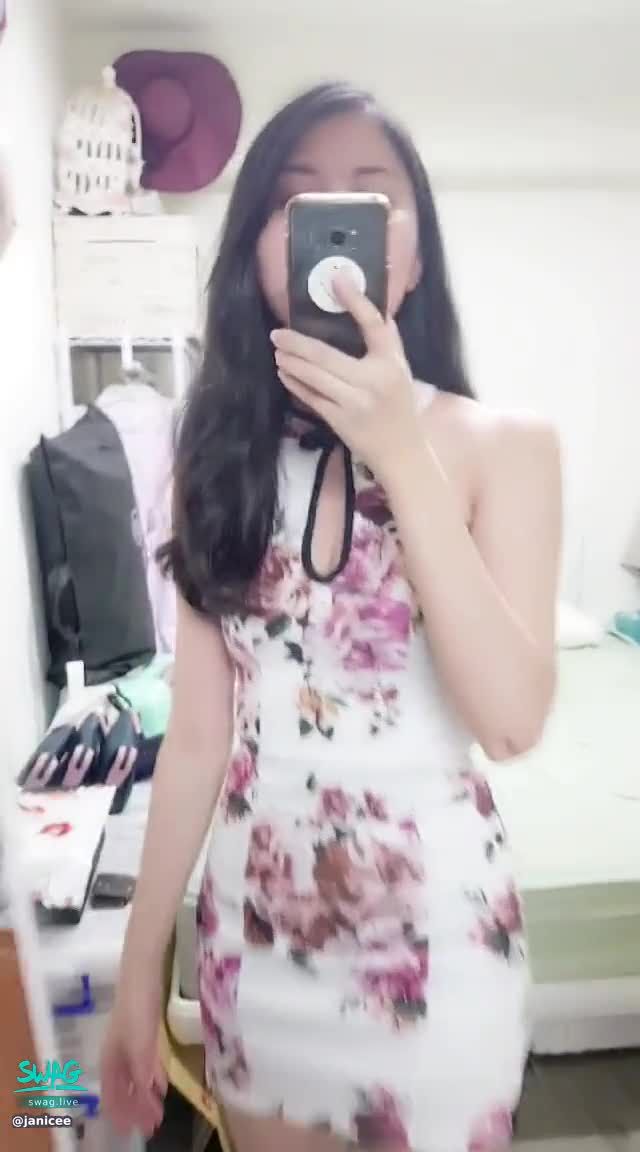 janicee : 你喜歡旗袍嗎🎀♥️?
性感短旗袍的開衩💓
嶄露赤腳與身形💋
姣好的曲線😍
誘人的超短裙擺💙